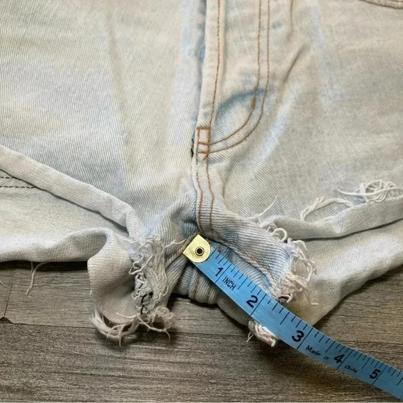Revice Women’s Jean Short Button Fly Light Wash Size 27 Raw Hem 2”inseam - Picture 7 of 11